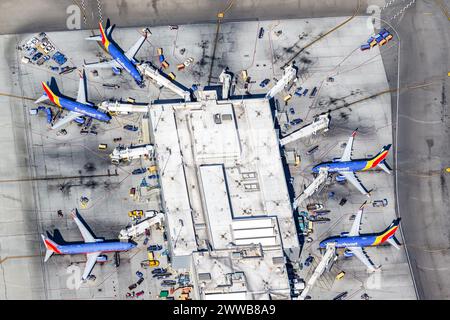 Los Angeles, Stati Uniti - 4 novembre 2022: Aerei Boeing 737 della Southwest Airlines presso l'aeroporto di Los Angeles (LAX) vista aerea negli Stati Uniti. Foto Stock