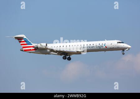 Dallas, Stati Uniti - 5 novembre 2022: Aeroplano CRJ700 della American Eagle SkyWest Airlines presso l'aeroporto di Dallas Fort Worth (DFW) negli Stati Uniti Foto Stock