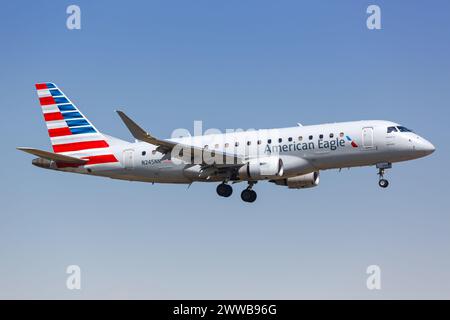 Dallas, Stati Uniti - 5 novembre 2022: Aeroplano American Eagle Envoy Air Embraer 175 presso l'aeroporto di Dallas Fort Worth (DFW) negli Stati Uniti. Foto Stock