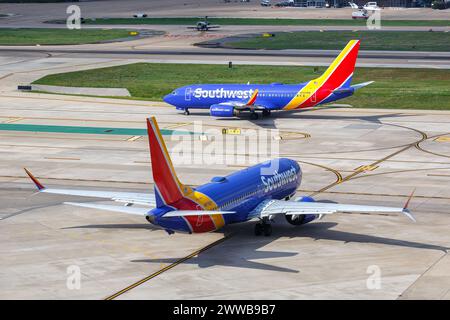 Dallas, Stati Uniti - 7 novembre 2022: Aerei Southwest Boeing presso l'aeroporto Love Field di Dallas (DAL) negli Stati Uniti. Foto Stock