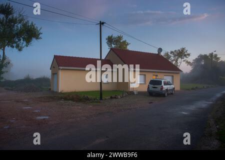 ADMR 62 - aiuto a domicilio nelle zone rurali, Pas de Calais. Muriel, Auxiliary of Social Life (AVS) lavora a casa del signor T.. Foto Stock