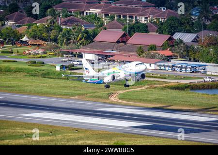 Ko Samui, Thailandia - 11 febbraio 2023: Aereo Bangkok Air Airbus A319 all'aeroporto di Ko Samui (USM) in Thailandia. Foto Stock