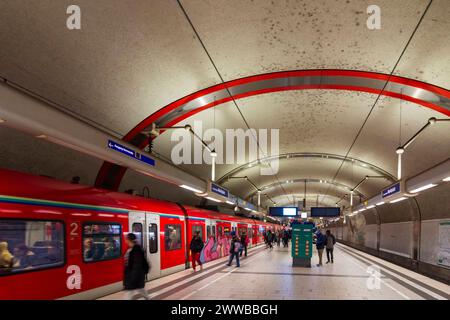 Stazione S-Bahn Offenbach am Main Marktplatz, treno S-Bahn di DB Offenbach am Main Francoforte Rhein-Main Hessen, Assia Germania Foto Stock