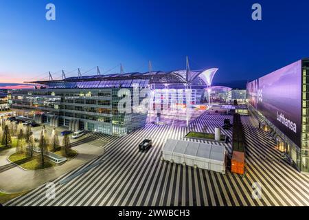 Monaco, Germania - 6 febbraio 2024: Lufthansa Terminal 2 e MAC Munich Airport Center presso l'aeroporto di Monaco (MUC) in Germania. Foto Stock