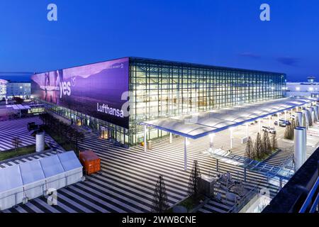 Monaco, Germania - 6 febbraio 2024: Lufthansa Terminal 2 presso l'aeroporto di Monaco (MUC) in Germania. Foto Stock