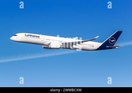 Monaco di Baviera, Germania - 6 febbraio 2024: Aereo Airbus A350-900 di Lufthansa presso l'aeroporto di Monaco (MUC) in Germania. Foto Stock