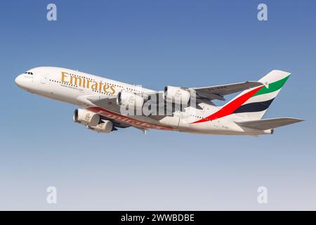 Dubai, Emirati Arabi Uniti - 17 febbraio 2024: Aereo Emirates Airbus A380-800 all'aeroporto di Dubai (DXB) negli Emirati Arabi Uniti. Foto Stock