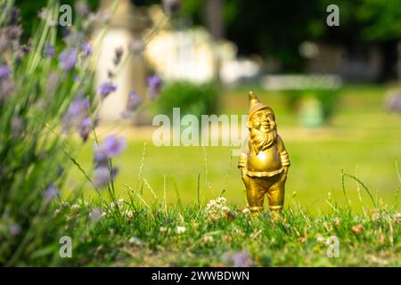Gnomo da giardino dorato nel parco pubblico Schloss Charlottenburg, Berlino, Germania Foto Stock