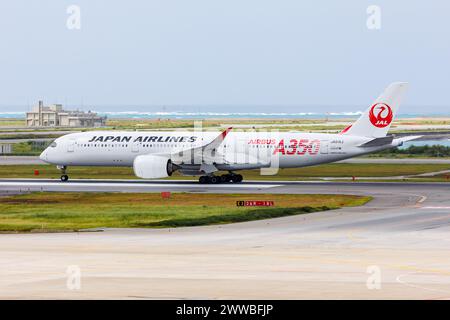 Naha, Giappone - 3 ottobre 2023: Aereo Airbus A350-900 di JAL Japan Airlines all'aeroporto di Okinawa Naha (OKA) in Giappone. Foto Stock