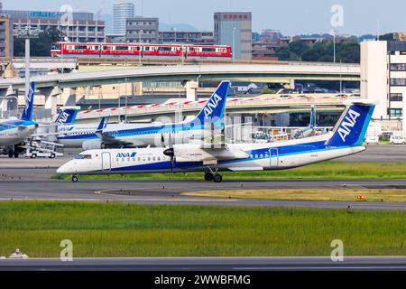 Osaka, Giappone - 1 ottobre 2023: ANA Wings Dash 8 Q400 aeroplano presso l'aeroporto Itami di Osaka (ITM) in Giappone. Foto Stock