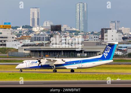 Osaka, Giappone - 1 ottobre 2023: ANA Wings Dash 8 Q400 aeroplano presso l'aeroporto Itami di Osaka (ITM) in Giappone. Foto Stock