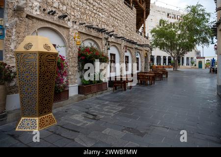 Doha, Qatar - 22 marzo 2024: Souq Waqif è un suq a Doha, nello stato del Qatar. Il suq è noto per la vendita di indumenti tradizionali, spezie, artigianato Foto Stock