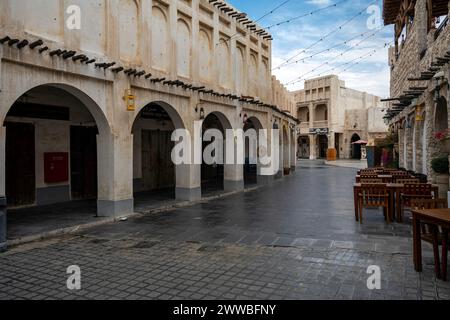 Doha, Qatar - 22 marzo 2024: Souq Waqif è un suq a Doha, nello stato del Qatar. Il suq è noto per la vendita di indumenti tradizionali, spezie, artigianato Foto Stock