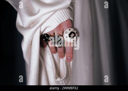 Dettagli di moda di anelli creativi interessanti con pietre sulle dita delle donne. Gioielli alla moda Foto Stock