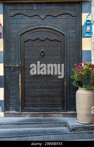 Doha, Qatar - 22 marzo 2024: Souq Waqif è un suq a Doha, nello stato del Qatar. Il suq è noto per la vendita di indumenti tradizionali, spezie, artigianato Foto Stock