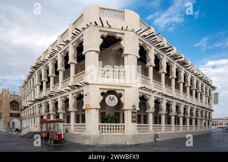 Doha, Qatar - 22 marzo 2024: Souq Waqif è un suq a Doha, nello stato del Qatar. Il suq è noto per la vendita di indumenti tradizionali, spezie, artigianato Foto Stock