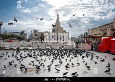 Doha, Qatar - 22 marzo 2024: Souq Waqif è un suq a Doha, nello stato del Qatar. Il suq è noto per la vendita di indumenti tradizionali, spezie, artigianato Foto Stock