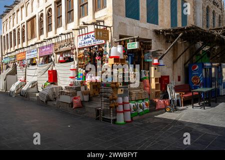 Doha, Qatar - 22 marzo 2024: Souq Waqif è un suq a Doha, nello stato del Qatar. Il suq è noto per la vendita di indumenti tradizionali, spezie, artigianato Foto Stock