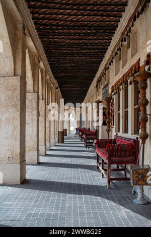 Doha, Qatar - 22 marzo 2024: Souq Waqif è un suq a Doha, nello stato del Qatar. Il suq è noto per la vendita di indumenti tradizionali, spezie, artigianato Foto Stock