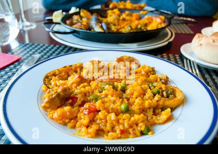 La paella di servire. Spagna. Foto Stock