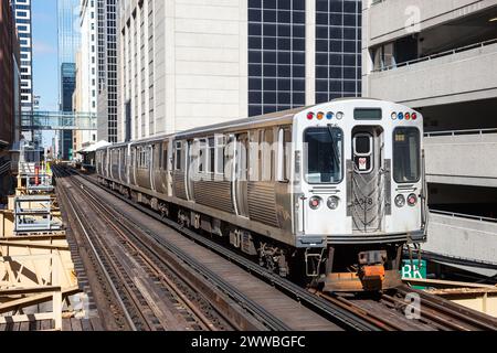 Metropolitana sopraelevata di Chicago 'l', treno di trasporto rapido, trasporto pubblico cittadino vicino alla stazione Harold Washington Library di Chicago, Stati Uniti Foto Stock