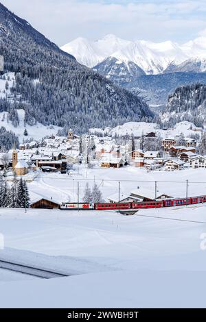 Berguen, Svizzera - 10 gennaio 2024: Treno ferroviario Retico per passeggeri sulla linea Albula nelle Alpi svizzere a Berguen, Svizzera. Foto Stock