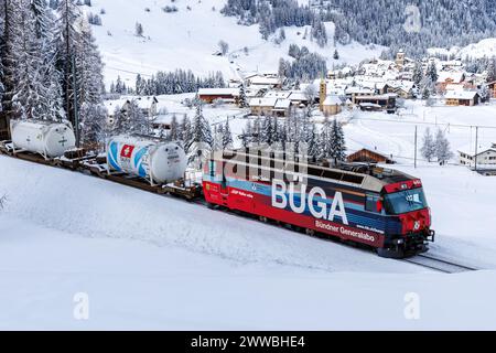 Berguen, Svizzera - 10 gennaio 2024: Treno ferroviario Retico per passeggeri sulla linea Albula nelle Alpi svizzere a Berguen, Svizzera. Foto Stock