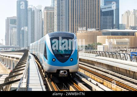 Dubai, Emirati Arabi Uniti - 17 febbraio 2024: Trasporto pubblico in metropolitana di Dubai vicino alla stazione di Dubai Marina a Dubai, Emirati Arabi Uniti. Foto Stock