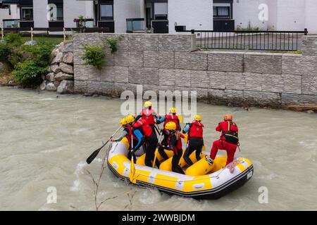 Gente che fa rafting sul fiume Arve, un torrente alpino che attraversa il centro di Chamonix, in estate, alta Savoia, Alvernia Rodano Alpi, Francia Foto Stock