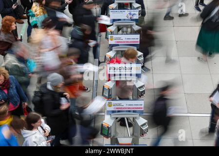 Lipsia, Germania. 23 marzo 2024. Numerosi visitatori passano attraverso i tornelli della Fiera del Libro di Lipsia. Oltre 2000 espositori provenienti da 40 paesi presentano i loro nuovi prodotti all'incontro di primavera dell'industria del libro. Crediti: Jan Woitas/dpa/Alamy Live News Foto Stock