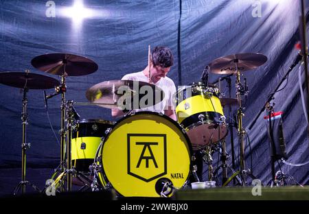 Londra, Regno Unito. 22 marzo 2024. Twin Atlantic si esibisce dal vivo all'OVO Wembley Arena, Londra, 22 marzo 2024 Joe Lazarus, batterista, percussioni Twin Atlantic, una rock band scozzese. La loro musica è dominata da inni coinvolgenti, con cori e ritornelli accattivanti. Hanno pubblicato sei album - il più recente "Transparency" è stato pubblicato nel gennaio '22. La musica dei Twin Atlantic è stata descritta come alternative rock, power pop, emo pop e indie rock Credit: Dafydd Owen/Alamy Live News Foto Stock