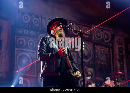 Skindred si esibisce dal vivo alla Wembley Arena di Londra il 15 marzo 2024 Mikey Demus, chitarrista e corista, gli Skindred sono un gruppo heavy metal gallese formatosi a Newport, Galles nel '98. Il loro stile musicale mescola heavy metal, rock alternativo e ragga. La band integra anche elementi di punk rock, hardcore punk, reggae, dancehall, Jungle, ska, hip hop, drum and bass, dubstep e varie altre influenze nella loro musica. Sono ben noti per le loro esibizioni dal vivo energiche e coinvolgenti, e hanno vinto diversi premi Foto Stock