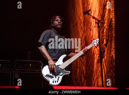 P.O.D. si esibisce dal vivo alla Wembley Arena di Londra il 15 marzo 2024 Traa Daniels, bassista P.O.D. (An Initialism for Payable on Death) è un gruppo musicale statunitense Christian nu metal formatosi nel '92. Hanno venduto oltre 12 milioni di dischi in tutto il mondo. Nel corso della loro carriera, la band ha ricevuto tre nomination ai Grammy Award, ha contribuito a numerose colonne sonore cinematografiche e ha fatto tournée a livello internazionale. Con il loro terzo album in studio, The Fundamental Elements of Southtown, hanno raggiunto il loro primo successo mainstream; l'album è stato certificato disco di platino. Foto Stock