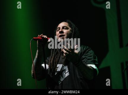 P.O.D. si esibisce dal vivo alla Wembley Arena di Londra il 15 marzo 2024 Sonny Sandoval, cantante P.O.D. (An Initialism for Payable on Death) è un gruppo musicale statunitense Christian nu metal formatosi nel '92. Hanno venduto oltre 12 milioni di dischi in tutto il mondo. Nel corso della loro carriera, la band ha ricevuto tre nomination ai Grammy Award, ha contribuito a numerose colonne sonore cinematografiche e ha fatto tournée a livello internazionale. Con il loro terzo album in studio, The Fundamental Elements of Southtown, hanno raggiunto il loro primo successo mainstream; l'album è stato certificato disco di platino. Foto Stock