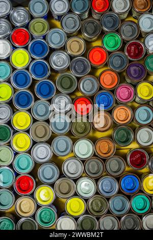 Londra, Regno Unito. 23 marzo 2024. Le lattine di vernice sono una parte fondamentale di qualsiasi kit di modellisti - London Toy Soldier and Historical Figures Show presso la Haverstock School, Chalk Farm. Crediti: Guy Bell/Alamy Live News Foto Stock