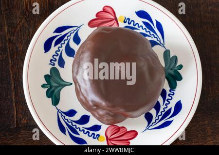 Tradizionale bossche bol olandese sul piatto, palla di cioccolato ripiena di panna montata, piatto Foto Stock