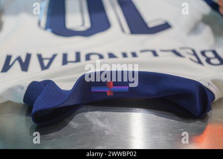Londra, Regno Unito 23 marzo 2024 . La nuova maglia da calcio Nike England con il controverso cambiamento di design della bandiera inglese St Georges Cross è esposta in vendita presso il flagship store NikeTown di Oxford Circus. Il nuovo disegno della bandiera di St George sul collare ha causato un contraccolpo tra i fan e criticato dai politici. Crediti: amer ghazzal/Alamy Live News Foto Stock