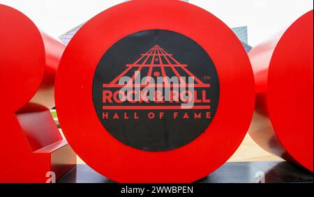 Cleveland, Ohio, USA - 2 agosto 2023: Cartello di fronte alla Rock and Roll Hall of Fame. Foto Stock