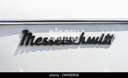 LINTHE, GERMANIA - 27 MAGGIO 2023: Emblema Messerschmitt, primo piano. Die Oldtimer Show 2023. Foto Stock
