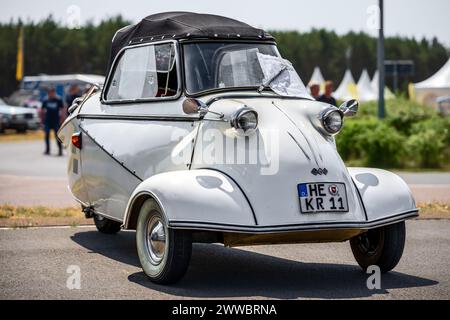LINTHE, GERMANIA - 27 MAGGIO 2023: La microcar Messerschmitt KR200, o Kabinenroller (Cabin Scooter). Die Oldtimer Show 2023. Foto Stock