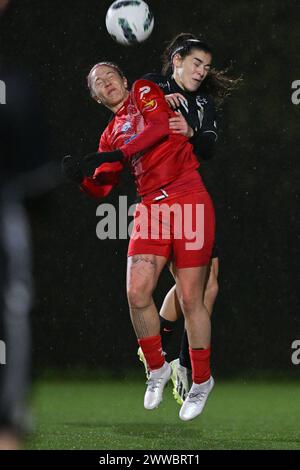 Marcinelle, Belgio. 22 marzo 2024. Celine Verdonck (27) di Woluwe nella foto lotta per il pallone con Leila Seret (22) di Charleroi durante una partita di calcio femminile tra lo Sporting du Pays de Charleroi e WS Woluwe nella prima partita dei play-off nella stagione 2023 - 2024 del belga lotto Womens Super League, venerdì 22 marzo 2024 a Marcinelle, BELGIO. Crediti: Sportpix/Alamy Live News Foto Stock