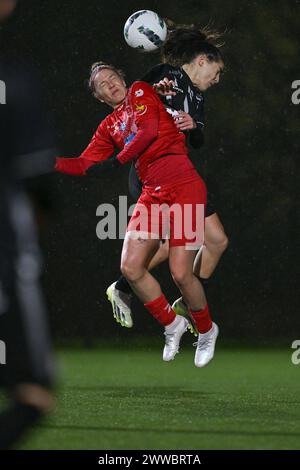 Marcinelle, Belgio. 22 marzo 2024. Celine Verdonck (27) di Woluwe nella foto lotta per il pallone con Leila Seret (22) di Charleroi durante una partita di calcio femminile tra lo Sporting du Pays de Charleroi e WS Woluwe nella prima partita dei play-off nella stagione 2023 - 2024 del belga lotto Womens Super League, venerdì 22 marzo 2024 a Marcinelle, BELGIO. Crediti: Sportpix/Alamy Live News Foto Stock