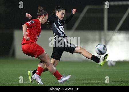 Marcinelle, Belgio. 22 marzo 2024. Celine Verdonck (27) di Woluwe e Leila Seret (22) di Charleroi nella foto durante una partita di calcio femminile tra lo Sporting du Pays de Charleroi e il WS Woluwe nella prima partita dei play-off della stagione 2023 - 2024 del belga lotto Womens Super League, venerdì 22 marzo 2024 a Marcinelle, BELGIO . Crediti: Sportpix/Alamy Live News Foto Stock