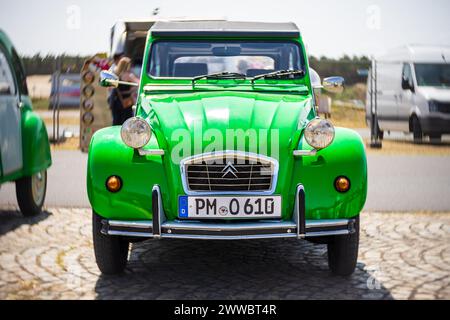 LINTHE, GERMANIA - 27 MAGGIO 2023: L'auto economica Citroen 2CV. Die Oldtimer Show 2023. Foto Stock