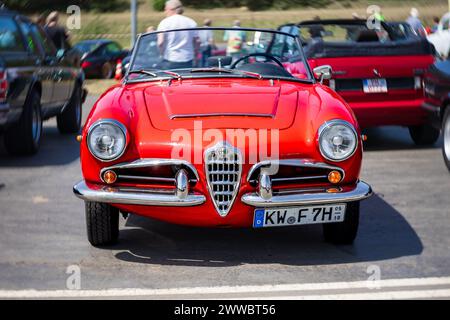 LINTHE, GERMANIA - 27 MAGGIO 2023: L'auto sportiva Alfa Romeo Giulia Spider. Obiettivo Art. Turbolenza bokeh. Die Oldtimer Show 2023. Foto Stock