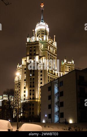 Vista del grattacielo di Stalin sull'argine di Kotelnicheskaya nella città di Mosca in serata d'inverno, Russia Foto Stock