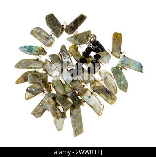 collana aggrovigliata realizzata con pezzi lucidi di in pietra di labradorite naturale isolata su sfondo bianco Foto Stock