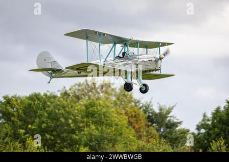 1936 Blackburn B2, in volo al Race Day Airshow tenutosi a Shuttleworth il 1° ottobre 2023. Foto Stock