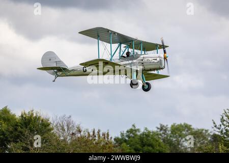 1936 Blackburn B2, in volo al Race Day Airshow tenutosi a Shuttleworth il 1° ottobre 2023. Foto Stock