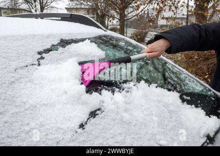 Auto, pulizia della neve dal parabrezza in inverno Foto Stock